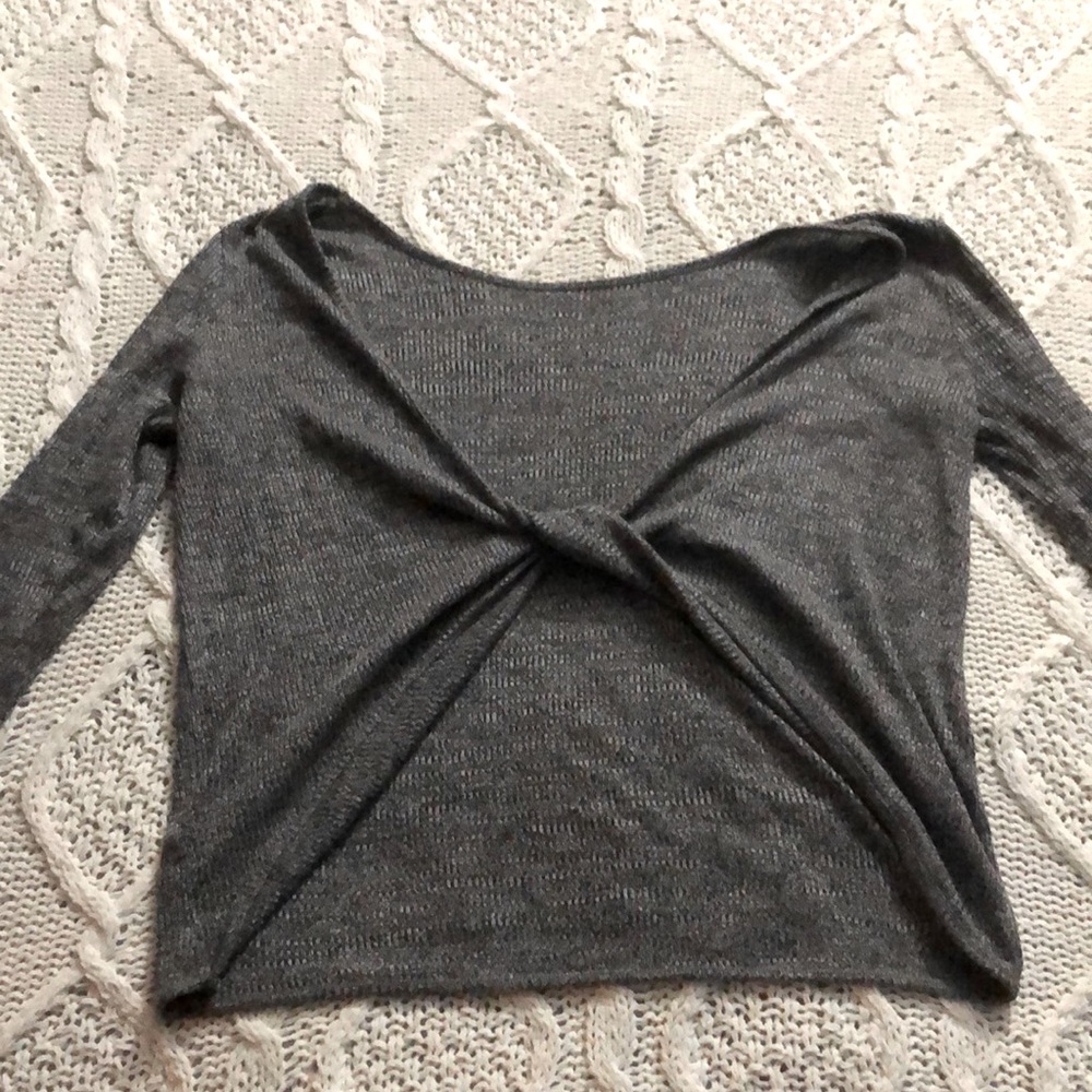 Size L cropped quarter length sleeve top.